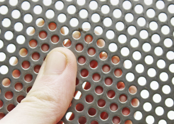 Düşük Karbonlu Çelik Delikli Metal Ekran Dekoratif Delme Deliği 2.0mm