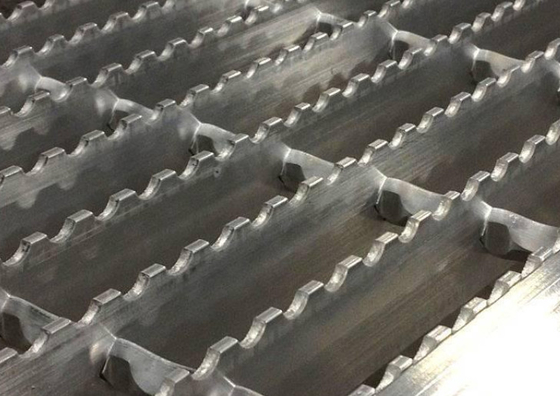 Q235 Düşük Karbonlu Çelik Geçit Izgarası Merdiven Basamağı İçin Tırtıklı Tip 25 * 5mm