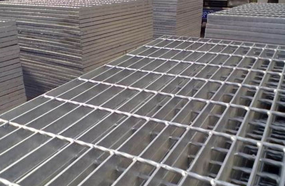 Tırtıklı Galvanizli İnşaat Demiri Izgarası Preslenmiş 32 * 5mm Merdiven Basamağı Izgarası