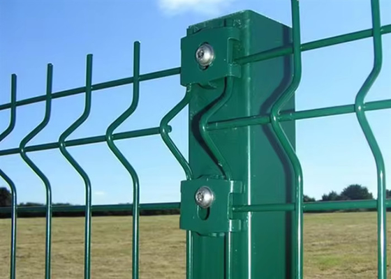 Güvenlik için galvanizli 3D Eğri V Eğri Kaynalmış Tel Ağı Üçgen Çit