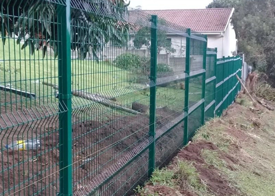 Sıcak Dip Galvanizli Üçgen Eğme Kaynatılmış Tel Ağı Çit Panelleri 75*150mm