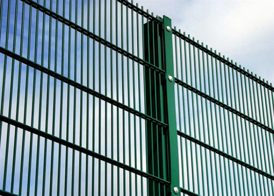 Koruma için galvanizli / PVC kaplı siyah renkli çift döngü tel çit