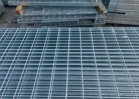 Galvanizli Çelik Yürüyüş ızgarası Siyah / Beyaz Kimyasal Tesis için 30 * 3mm