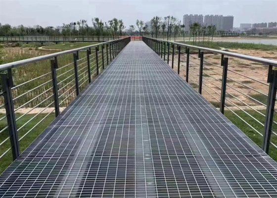 Q235 Merdiven basamağı için çelik ızgara yürüyüş yolu 40 * 5mm