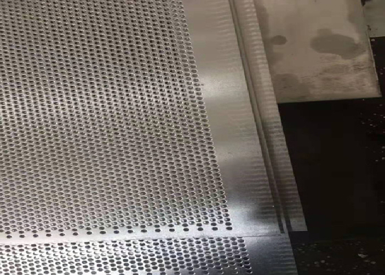 Yüksek hassasiyetli deliklenmiş tel örgü.