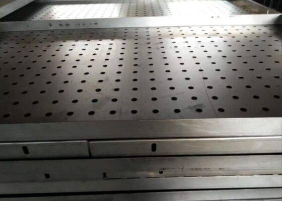 Zorlu ortamlar ve yüksek yük uygulamalar için delikli tel örgü ağı