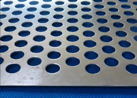 Havalandırma ve koruma için inceleme için hassas perforasyonlu metal tabaka
