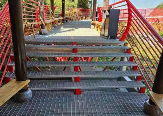 Merdiven tabanı için galvanizli tırnaklı çelik ızgara zemini 40 × 5 mm