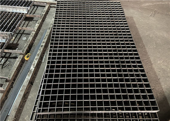 Q235 Merdiven Basamakları / Yürüyüş Yolu İçin Preslenmiş 32 * 3mm Galvanizli Çelik Izgara