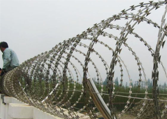 Güçlü Keskin Jiletli Dikenli Bant Tel Sıcak Daldırma Galvanizli 2.5mm Bto-22 Güvenlik